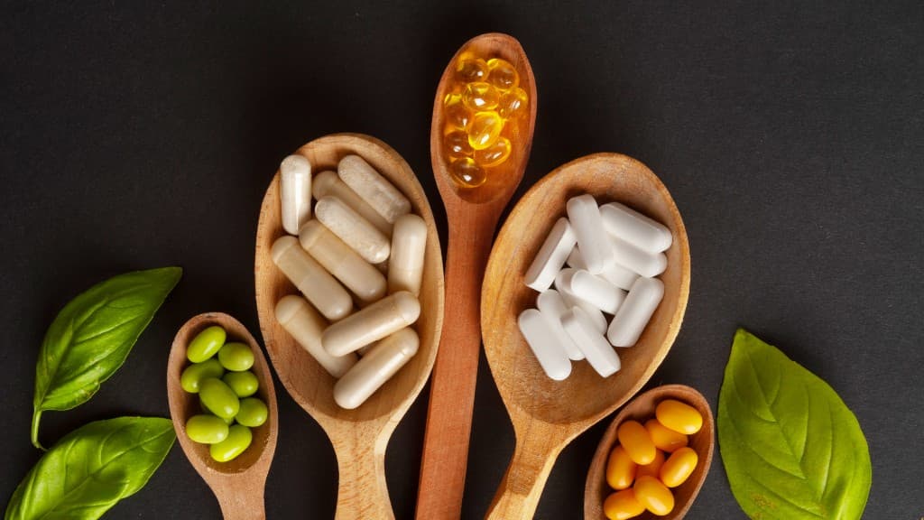 Suplementação ortomolecular — cápsulas e nutrientes selecionados